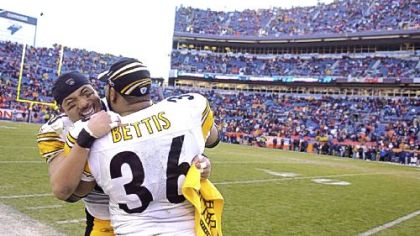 Hines Ward congratulates  Jerome Bettis after the Steelers defeated the Broncos, 34-17, in Denver in 2006. 