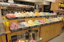 Stylebook: LUSH 'cosmetics deli,' Vera Bradley shop open doors in Pittsburgh malls