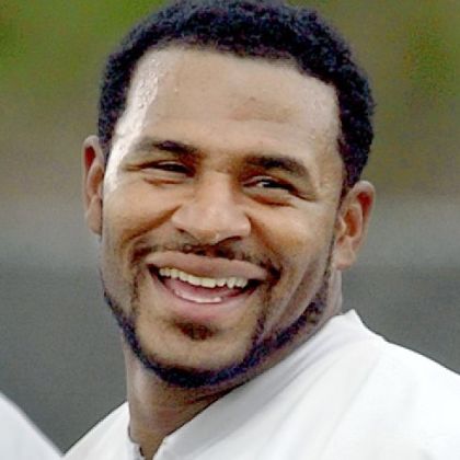 Former Steelers running back Jerome Bettis is among 15 Hall of Fame finalists.