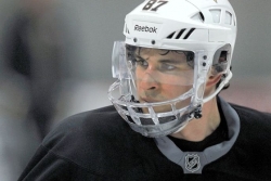 Crosby rejoins regular Penguins linemates in practice