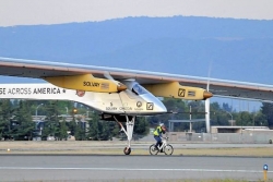 Solar airplane begins first leg of trip across America