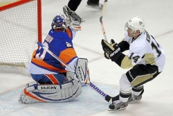 Veteran winger Kunitz gets help from teammates to net winning goal