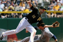 Mariners ace Hernandez outduels Pirates' Burnett in 2-1 win