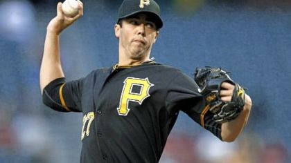 The Pirates signed Jeff Karstens to a one-year deal.
