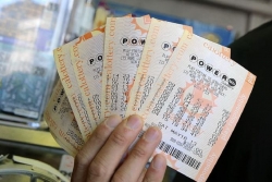 $600 million Powerball jackpot attracts a crowd