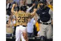 Alvarez's HR, Astros' error in 9th cap rally