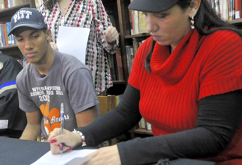 Tyler-boyd-signs-on-the-dotted-line_original