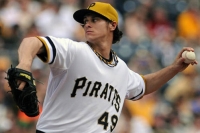 Locke, Alvarez lead Pirates to 1-0 win over Houston