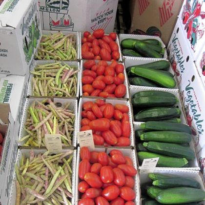 Shelling beans, Roma tomatoes and zucchini for sale at Countryside Produce Auction in Salisbury> 
