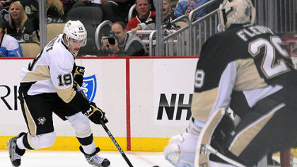 Beau Bennett scores in the first period of a Penguins scrimmage game.