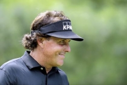 Mickelson leads at U.S. Open
