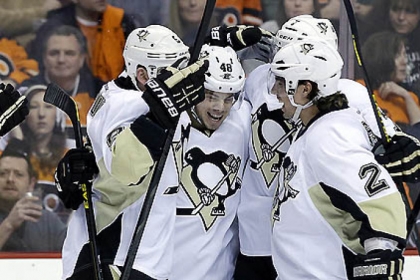 Penguins players celebrate a goal by Tyler Kennedy during the first period.
