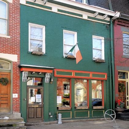 The Monterey Pub in the Mexican War Streets offers hearty pub fare, standard brews and a neighborly atmosphere.