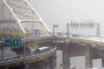 A wreck on the upper deck of the inbound Fort Pitt Bridge was snarling traffic this afternoon.
