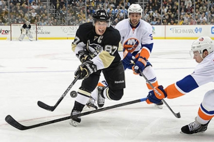 Sidney Crosby splits the Islanders defense in the first period, but the Penguins lost another game at home.