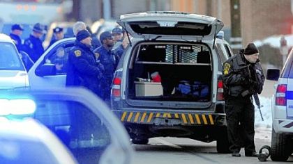 Police surround a building on Ninth Avenue in Homestead Thursday while pursuing several men in connection with an alleged abduction.