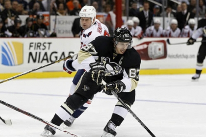 Sidney Crosby skates the puck past Washington Capitals' Matt Hendricks Thursday night.