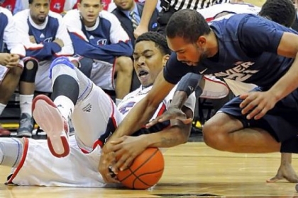 Duquesne's Derrick Martin and Xavier's Jeff Robinson go for a loose ball in the first half Saturday night at Consol Energy Center.