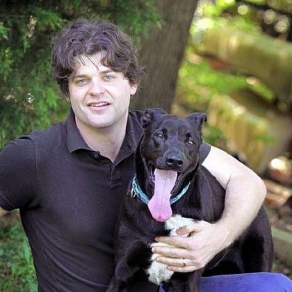 Brian Hare, associate professor of evolutionary anthropology at Duke University, says dogs prefer people to other dogs.