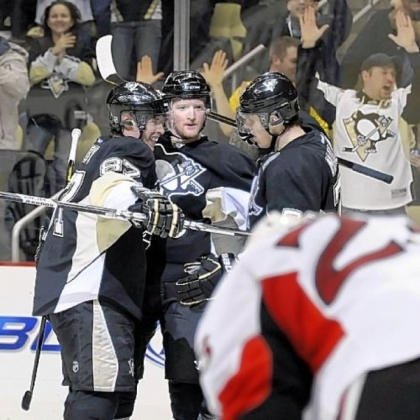 Sidney Crosby, left, is congratulated by Paul Martin and Evgeni Malkin after giving the Penguins a 4-2 lead in the third period.