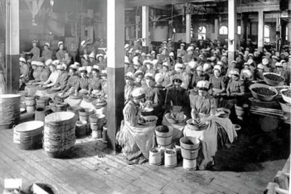 1904: Women work inside the Heinz plant.