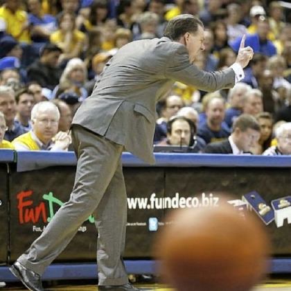 Pitt coach Jamie Dixon shouts out instructions against Marquette Saturday in a 79-69 loss to the Golden Eagles.