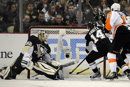 The Flyers' Wayne Simmonds scores on Penguin goaltender Tomas Vokoun in the first period at Consol Energy Center tonight.
