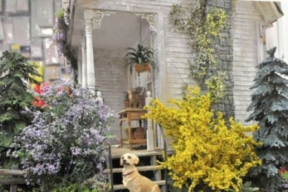 This house and yard scene was created by Bill Lankford and is on display at Lynlott Miniatures Dollhouse Junction.