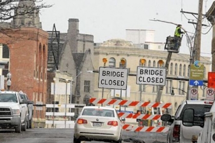 Duquesne Light workers remove utility lines after the closing of the South Highland Avenue Bridge on Monday. A $2.9 million project to replace the bridge that links East Liberty and Shadyside will keep it closed to foot and vehicle traffic through September.