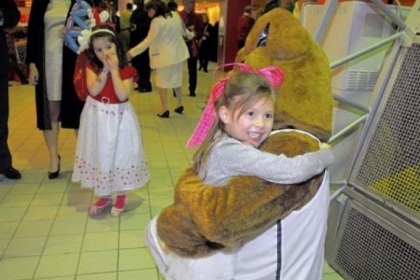 Isabella Wright, 5, gets a hug from the Pitt Panther.