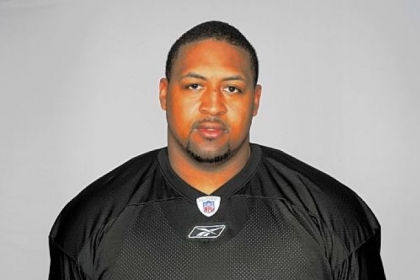 Veteran offensive lineman Ramon Foster re-signed with the Steelers Monday.