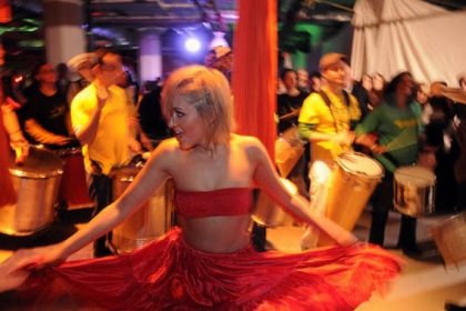 Bridget Scheiner performs as part of kNOTdance.