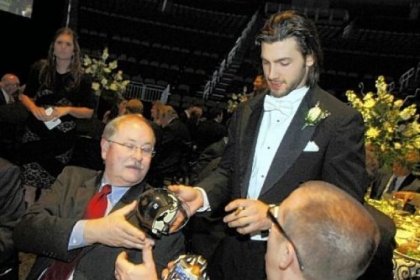 Kris Letang signs autographs for Jim Primm, left, and Jeff Grimm.
