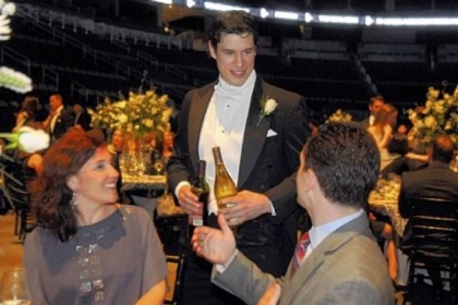Sidney Crosby serves Kelly and Dave Natale.