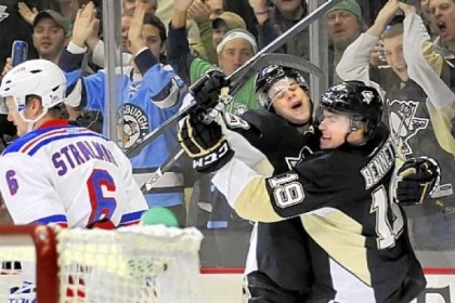 Beau Bennett, right, is congratulated by Tyler Kennedy after giving the Penguins a 1-0 lead.