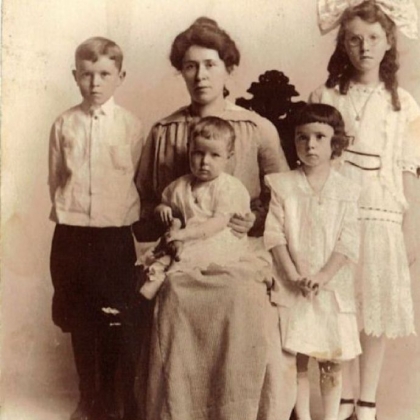 Mary Brennan McFadden with her children. The oldest  child is Marg, followed by Dan, Lib and Helen.