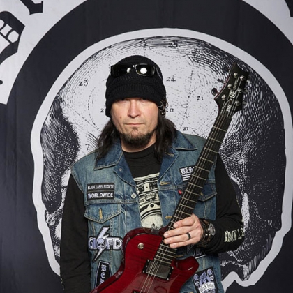 Guitarist Nick Catanese makes a stop in his hometown for a worthy cause.