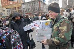 Market Square crowds line up for cake from 'Cake Boss'