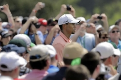 Woods sports a favorable new look for Masters